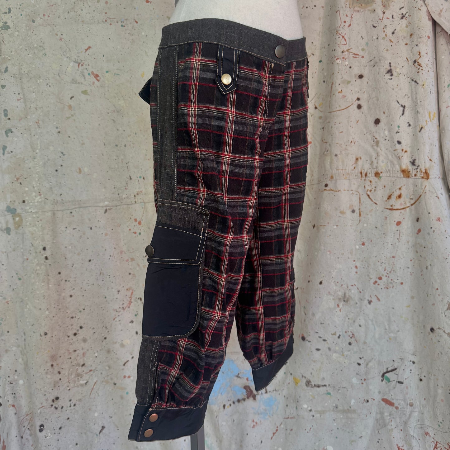2000s TARTAN CARGO CAPRI PANTS