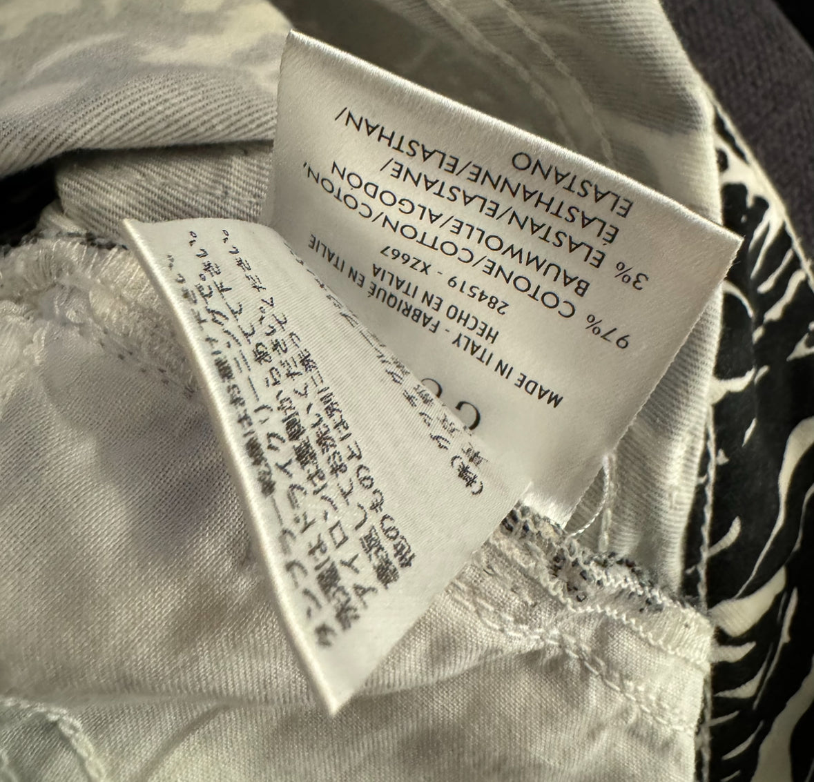 GUCCI 2000s TOM FORD ERA BLACK WHITE HAWAIIAN PRINT SHORTS