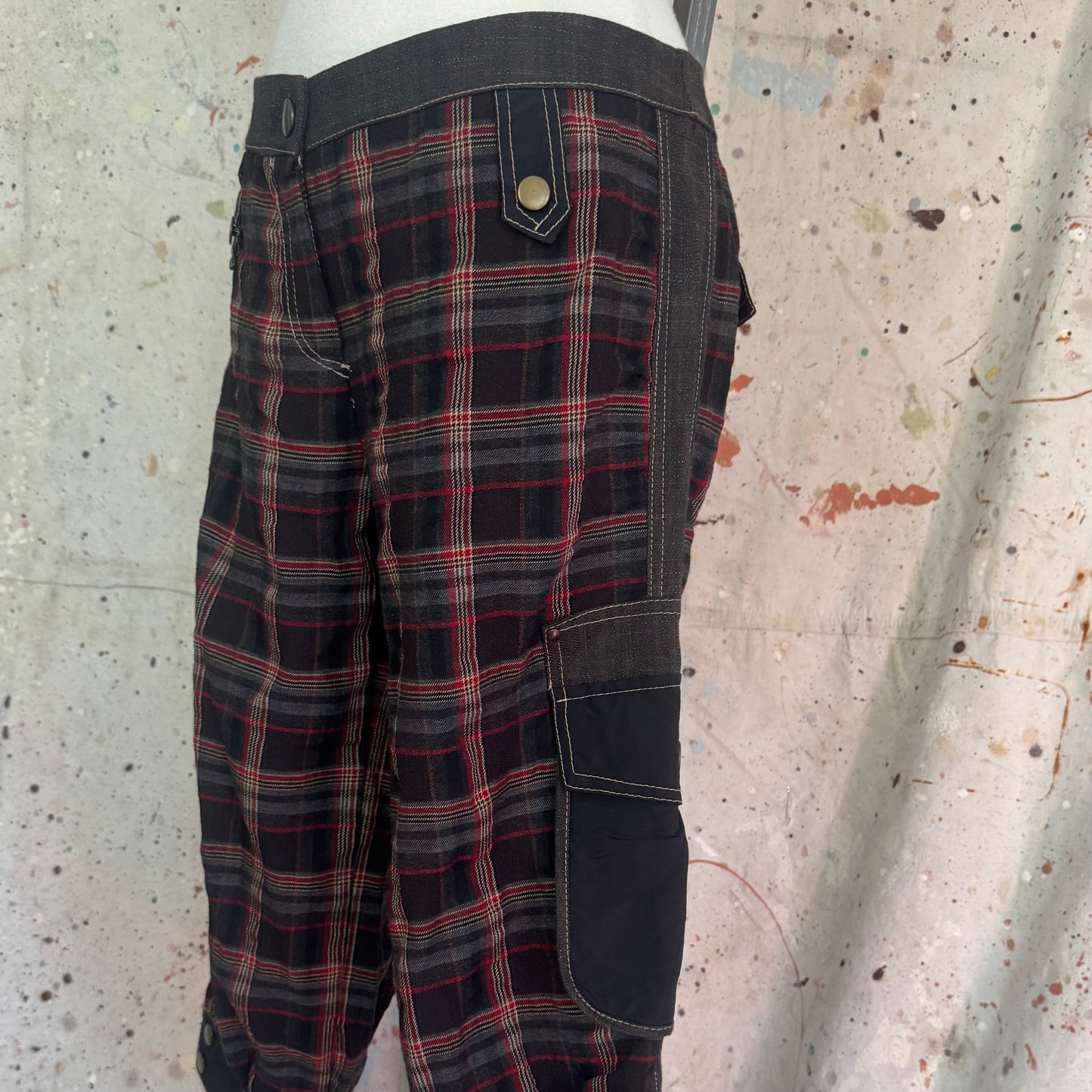 2000s TARTAN CARGO CAPRI PANTS