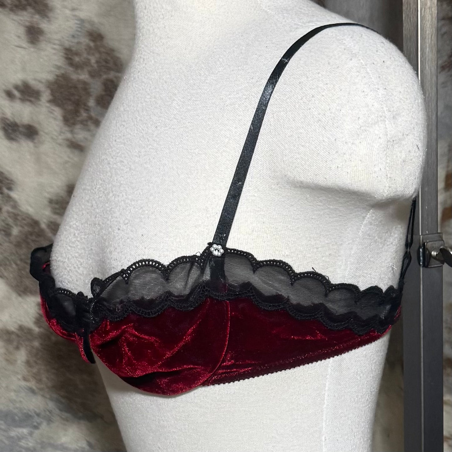 70s / 80s CHRISTIAN DIOR BURGUNDY VELVET BLACK LACE BRA 36B