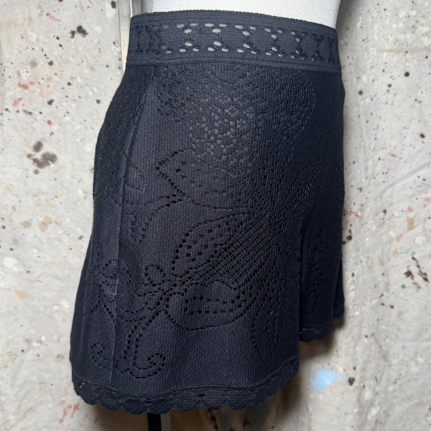VALENTINO GARAVANI BLACK FLORAL LACE SCALLOP TRIM WOVEN HIGH WAIST SHORTS