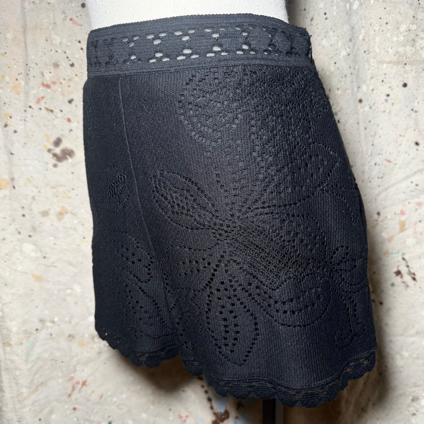 VALENTINO GARAVANI BLACK FLORAL LACE SCALLOP TRIM WOVEN HIGH WAIST SHORTS