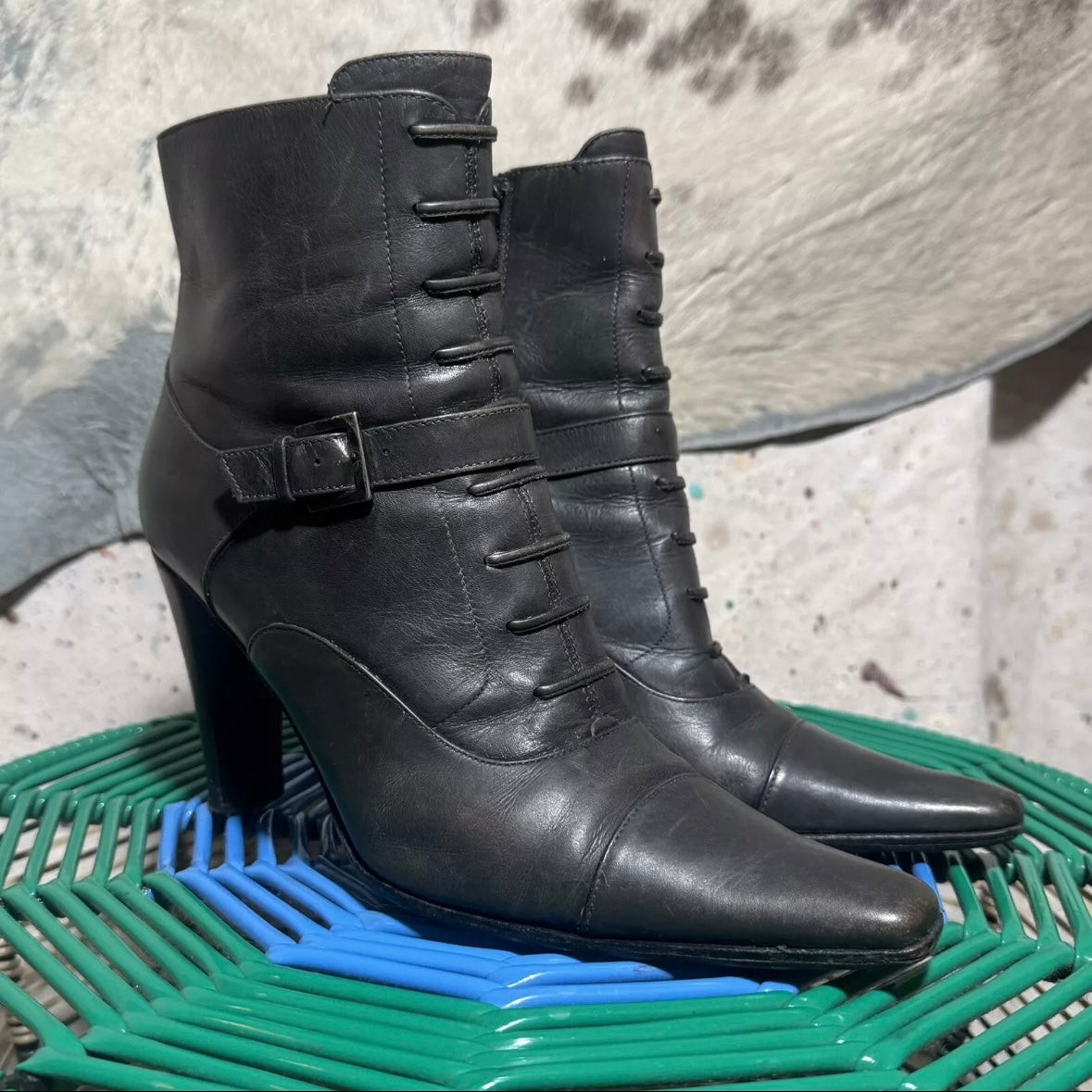 2000s VIA SPIGA ITALY DISTRESSED LEATHER LACE UP POINTED TOE ANKLE BOOTS
