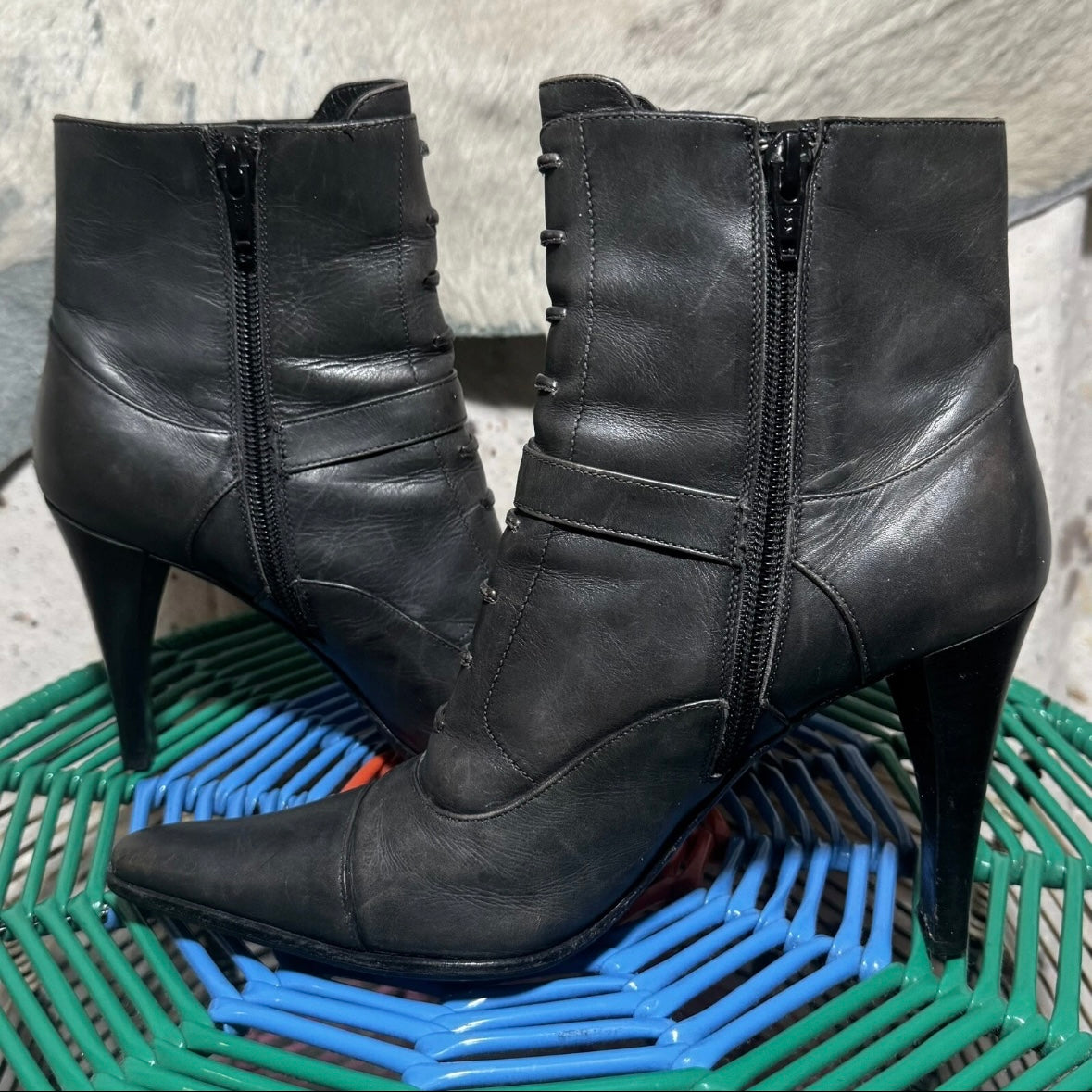 2000s VIA SPIGA ITALY DISTRESSED LEATHER LACE UP POINTED TOE ANKLE BOOTS