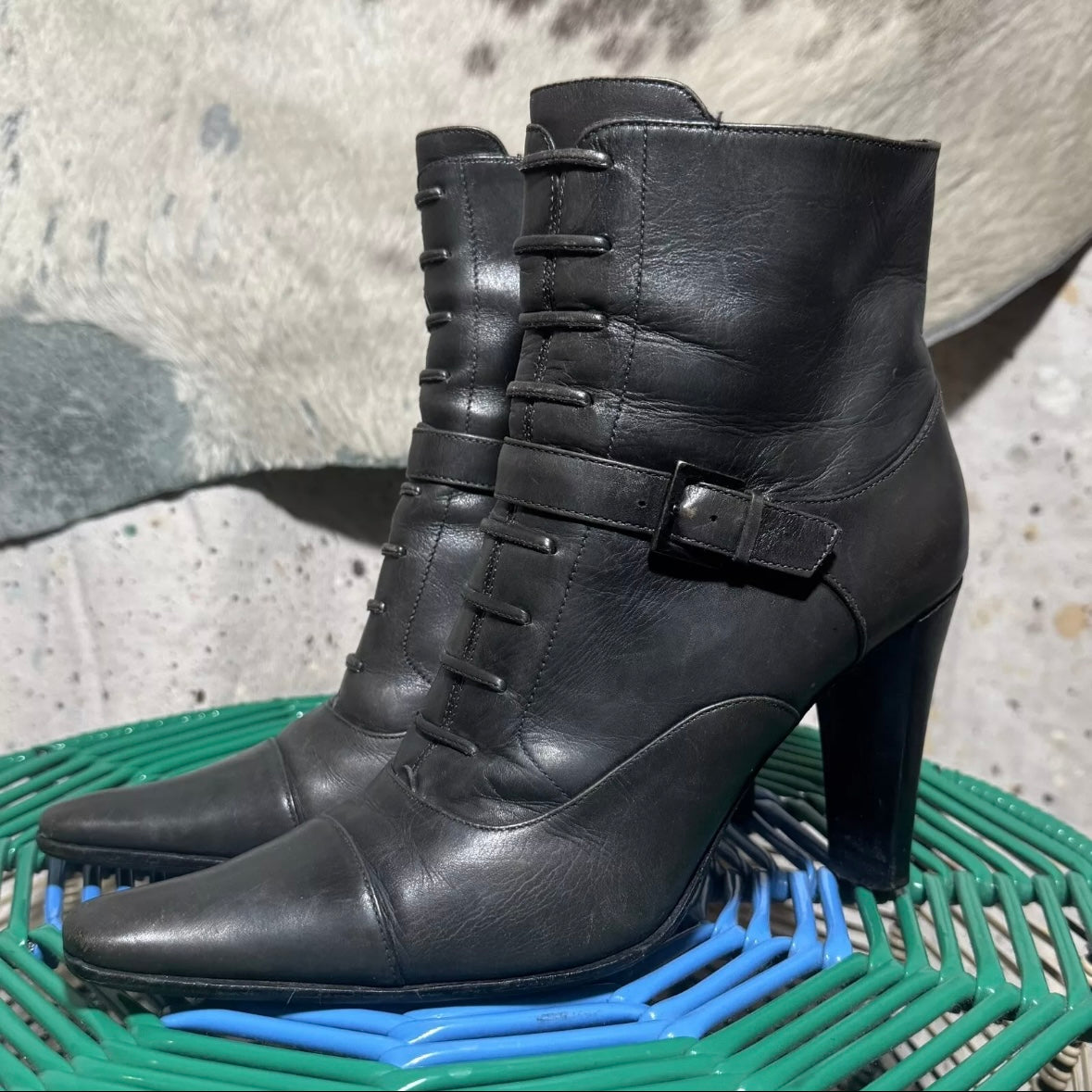 2000s VIA SPIGA ITALY DISTRESSED LEATHER LACE UP POINTED TOE ANKLE BOOTS