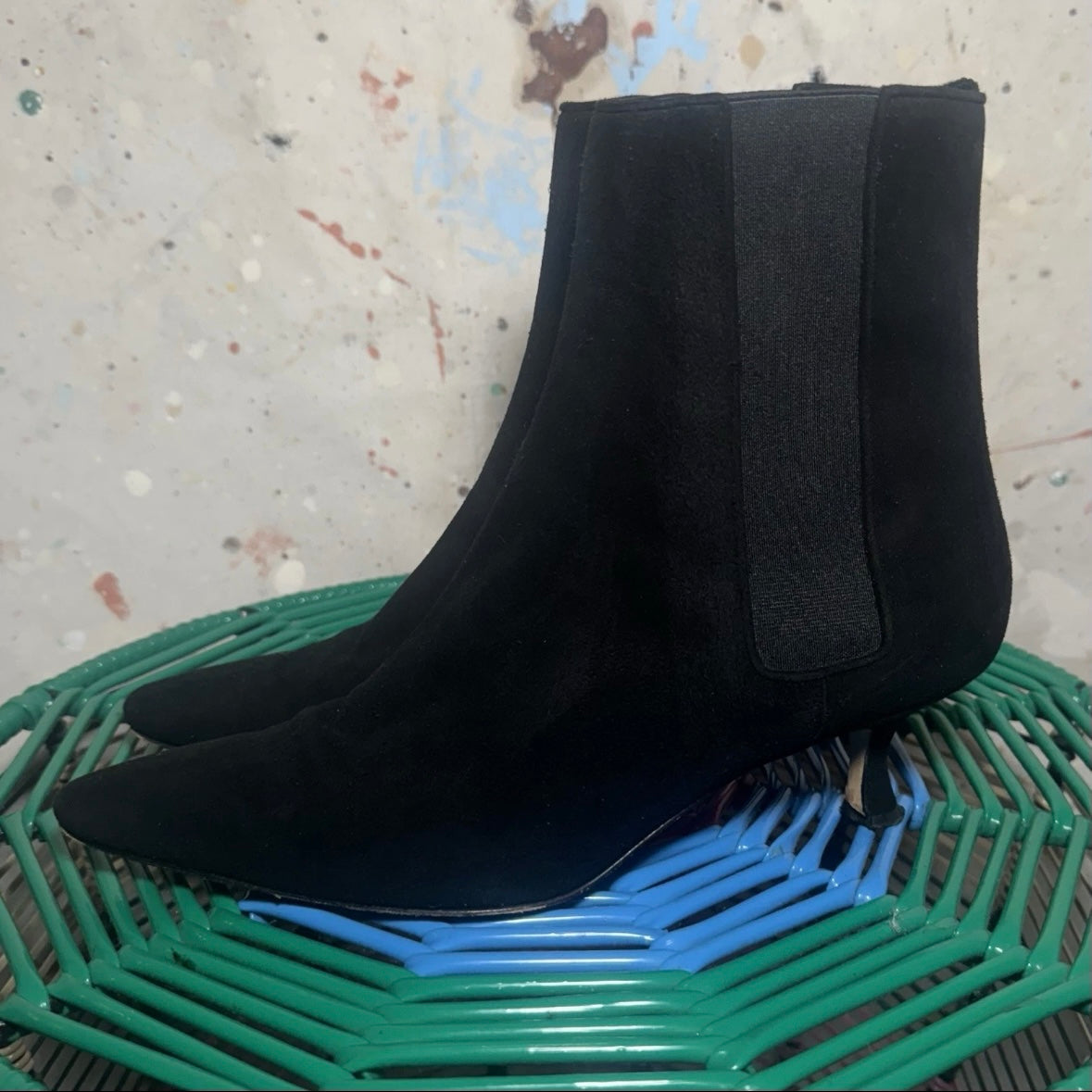 MANOLO BLAHNIK BLACK SUEDE POINT TOE CHELSEA KITTEN HEEL ANKLE BOOT BOOTIE 37