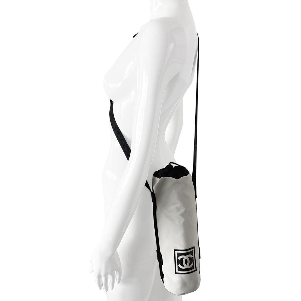 Chanel Sport canvas CC logo draw string water bottle holder by Karl Lagerfeld for Chanel, sport collection 2004. White and black nylon fabric with side zipper and CHANEL nylon webbing, adjustable long strap with sport clip closure. Box CC rubber front logo, black textile interior, date code tag attached. Made in Italy