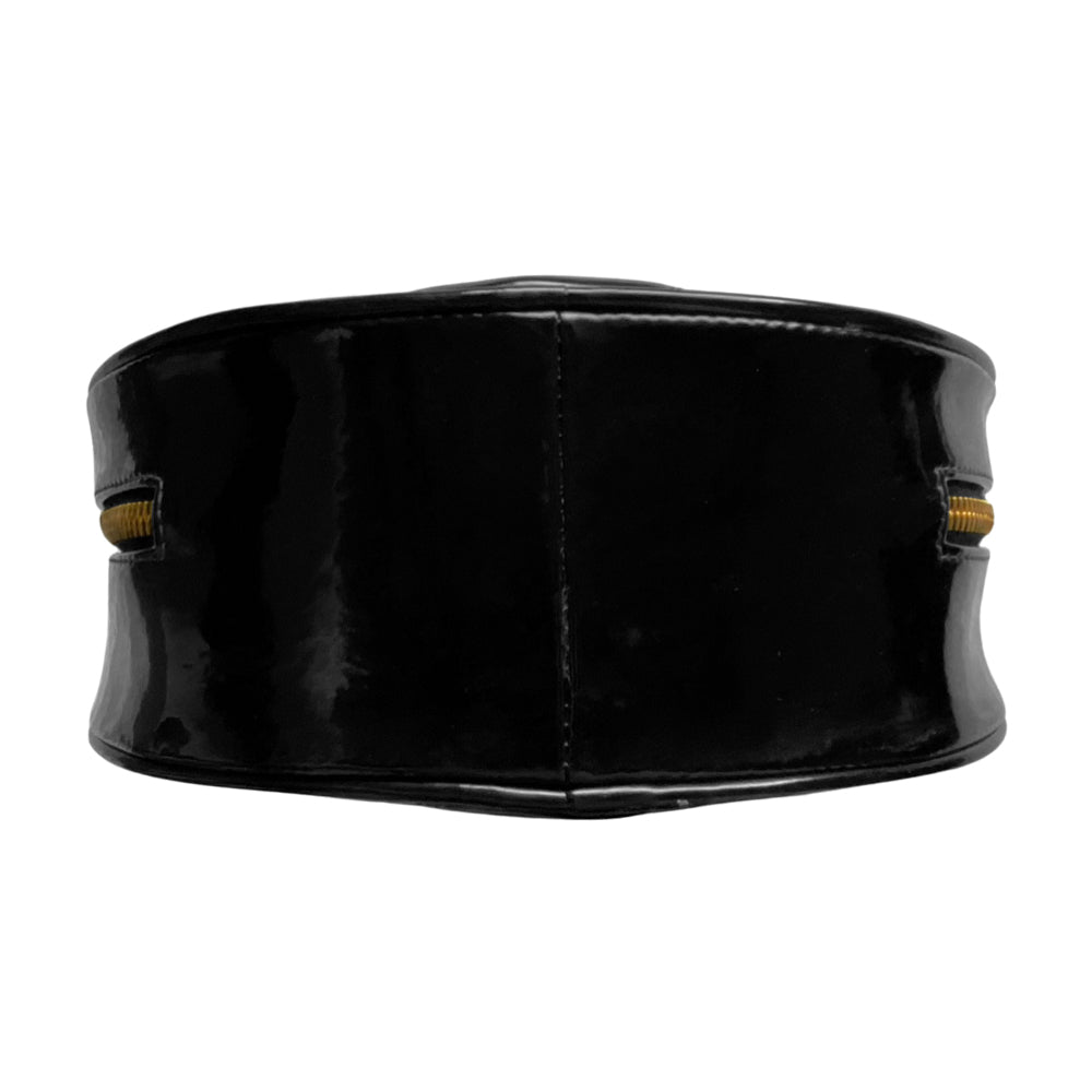 Chanel round diamond quilted black patent vanity case by Karl Lagerfeld for Chanel 1994-1996 with white interlocking appliqué CC logo at front, interwoven leather and gold chain top handle. Dual gold-tone zip around closure open to black leather interior with single slip pocket. Made in France