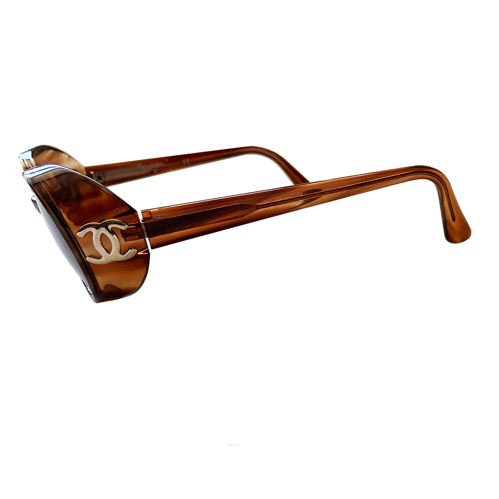 Chanel 1990’s Oval tortoise frame with goggle sunglasses from Karl Lagerfeld for Chanel 1990’s iconic sunglasses. Acetate frames with dark brown lenses and interlocking CC gold logos at temple. Style: 05976 91235 Case not included. Made in Italy