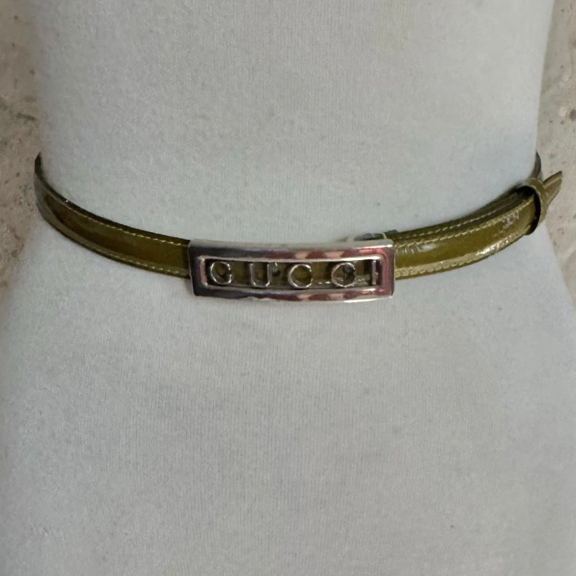 2000s GUCCI GREEN PATENT LEATHER SKINNY SILVER LOGO BUCKLE PLAQUE BELT