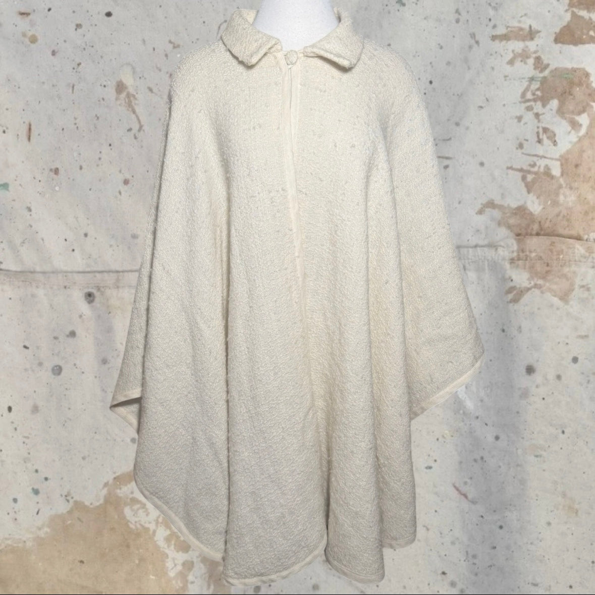 1980s CHANEL BOUTIQUE TWEED CREAM TOP BUTTON CAPE SHAWL WRAP