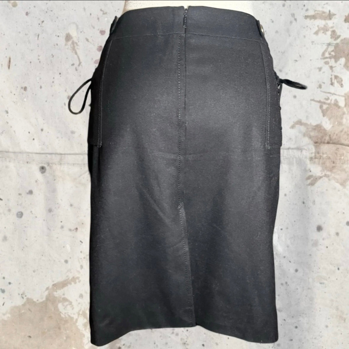 2008 GUCCI SIDE LACING HIPS BUTTON SKIRT BY FRIDA GIANNINI BLACK WOOL 42