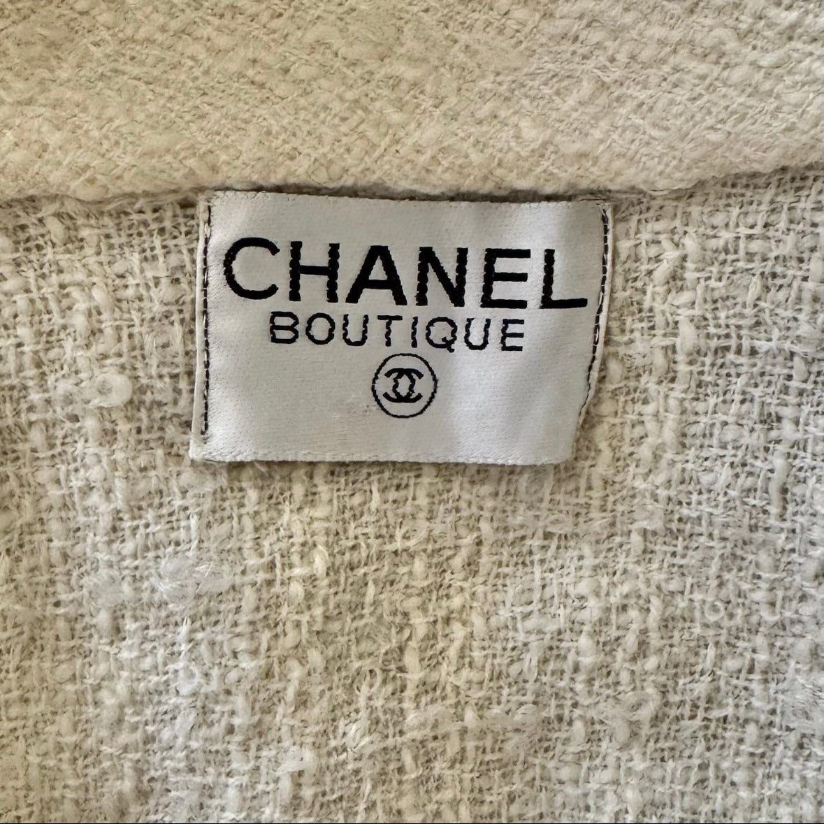 1980s CHANEL BOUTIQUE TWEED CREAM TOP BUTTON CAPE SHAWL WRAP