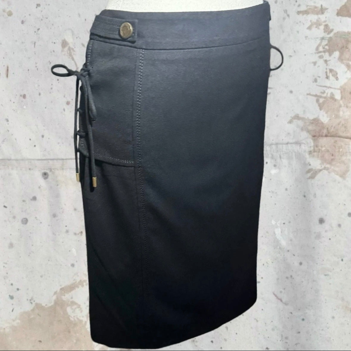 2008 GUCCI SIDE LACING HIPS BUTTON SKIRT BY FRIDA GIANNINI BLACK WOOL 42