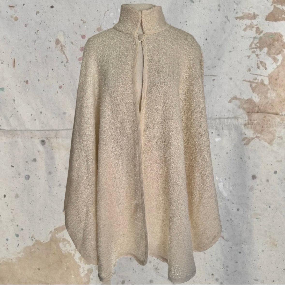 1980s CHANEL BOUTIQUE TWEED CREAM TOP BUTTON CAPE SHAWL WRAP