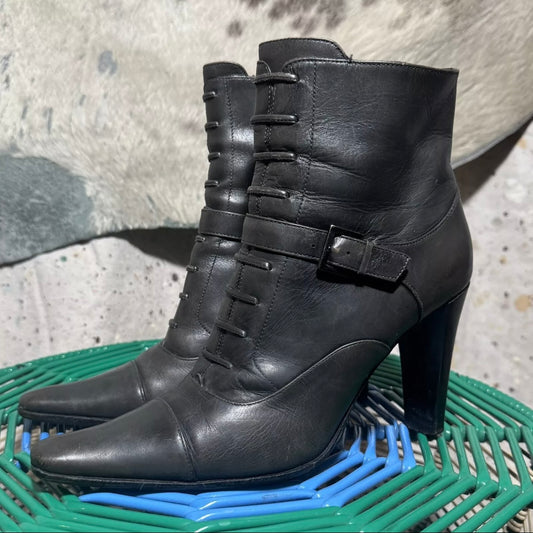 2000s VIA SPIGA ITALY DISTRESSED LEATHER LACE UP POINTED TOE ANKLE BOOTS