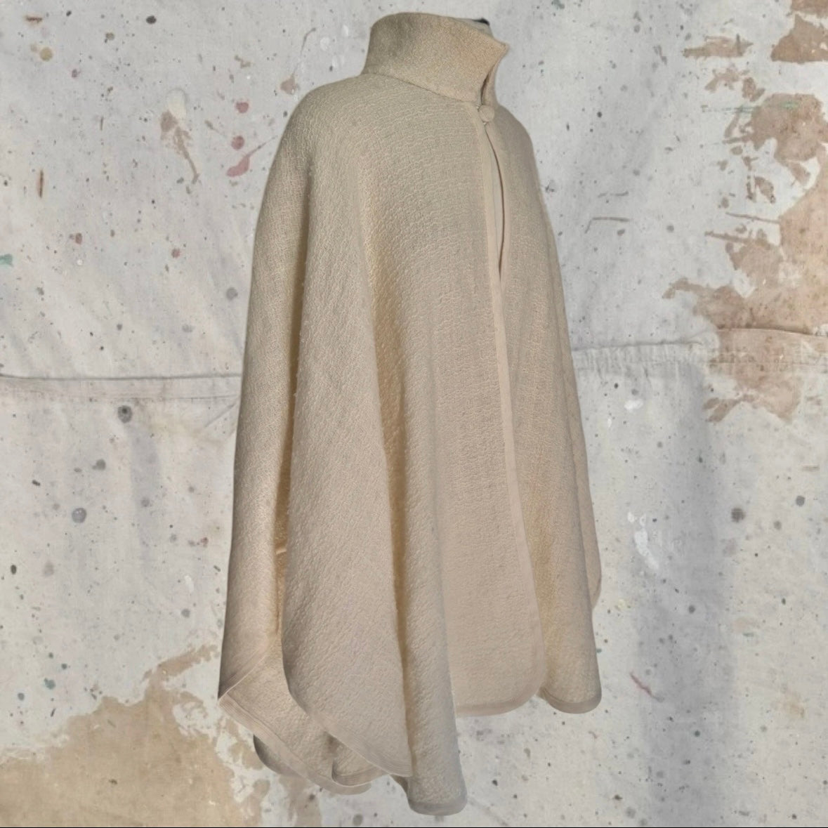 1980s CHANEL BOUTIQUE TWEED CREAM TOP BUTTON CAPE SHAWL WRAP