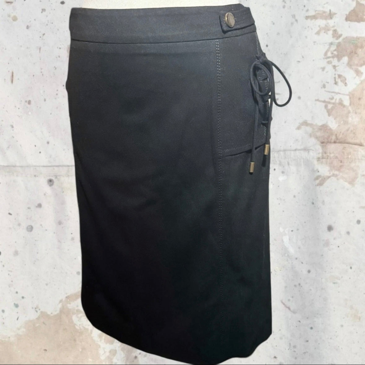 2008 GUCCI SIDE LACING HIPS BUTTON SKIRT BY FRIDA GIANNINI BLACK WOOL 42