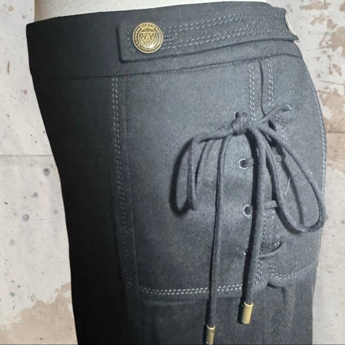 2008 GUCCI SIDE LACING HIPS BUTTON SKIRT BY FRIDA GIANNINI BLACK WOOL 42