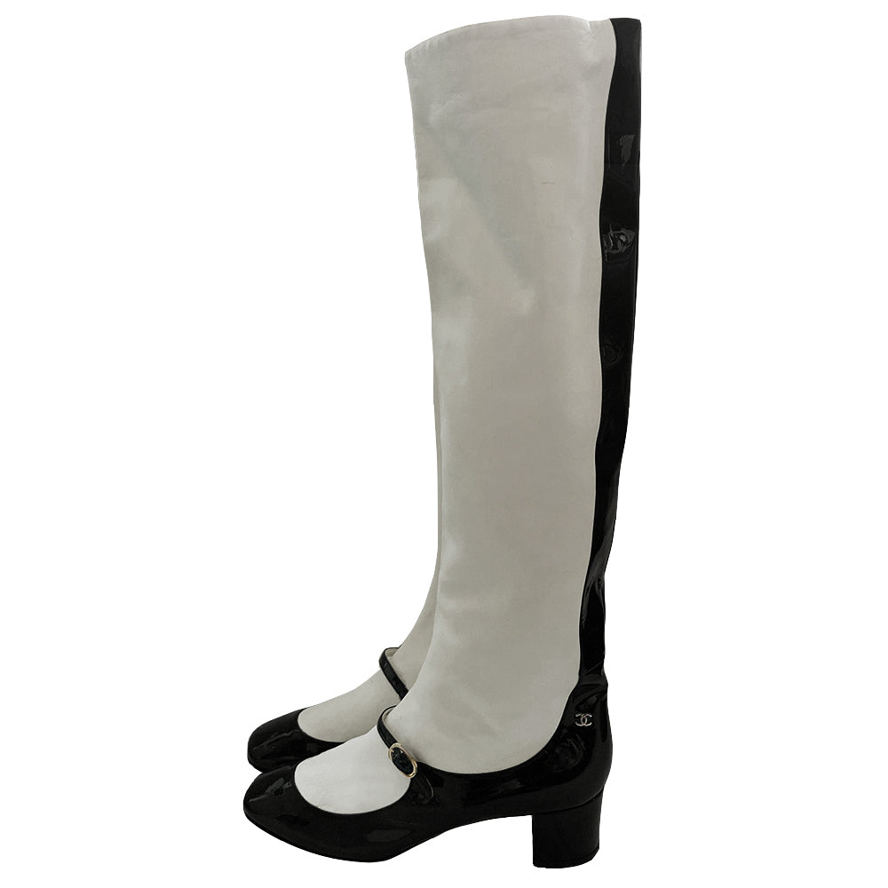 Chanel rare unused two-tone Mary Jane lamb leather sample boots from 2000 Cruise by Karl Lagerfeld for Chanel. Block heel black patent Mary Jane shoes attached to white lamb leather to the knee “sock” with black patent along the back boot shaft, gold-tone CC logo at outer heels. Original sticker on soles. Size: 40 Made in Italy 