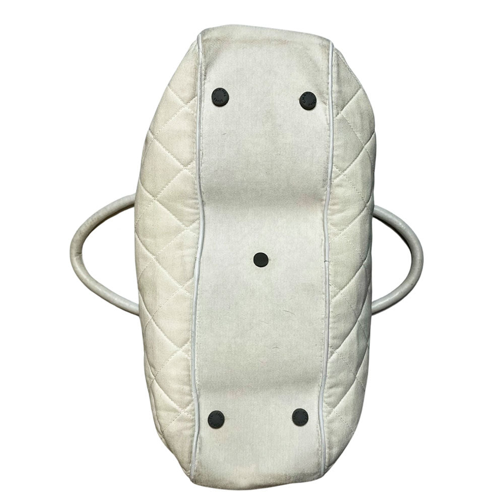 Chanel Logo white canvas quilted bowler by Karl Lagerfeld for Chanel 2001 with rolled leather handles, leather piping and grey leather, front CHANEL logo letters. Silver-tone top zip closure with CC logo grey rubber zipper pulls, Chanel logo rubber protective feet. White textile lining, one open leather pocket. Made in Italy