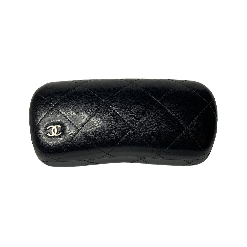 Very rare Chanel chrome and faux fur sunglasses by Karl Lagerfeld for Chanel  with oversized frames and Chanel engraved on side arms, dark gray lenses. Removable white faux fur side panel “blinders" with cream leather appliqué interlocking CC logo.  Model: 40852A Chanel case included. Made in Italy 