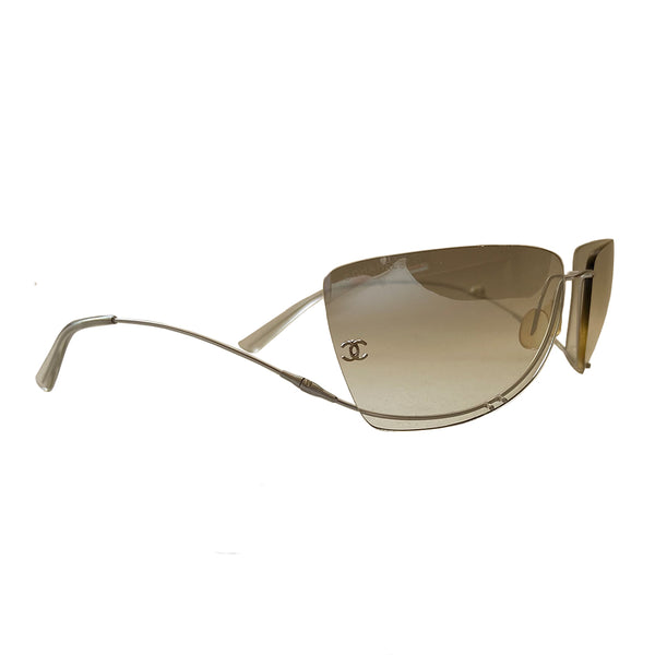 Chanel rimless fresh water pearl frameless sunglasses with light grey to clear gradient lenses and upside down flexible wire silver-tone frame. Silver-tone CC logo on right lens with a freshwater pearl embedded into the left arm. Case and cleaning cloth included. Style: 4053-H  Made in Italy 
