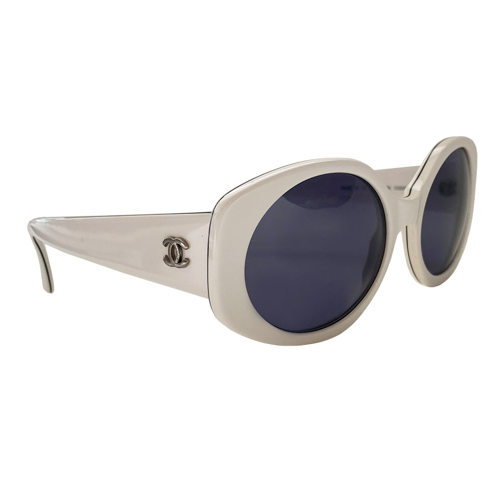 Chanel white acetate frame sunglasses by Karl Lagerfeld for Chanel circa 1995 with thick side arms and dark charcoal lenses Interlocking gold-tone CC logos at each arm, black pinstripe detail on frame and arm edges. Style: 08850 C0200. Made in Italy 