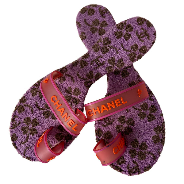 Chanel lucky clover beach sandals from spring 2001. Slip on pool slides with Chanel translucent rubber upper and toe band, all over 4 leaf clover and interlocking CC logo printed terry cloth inner sole. Resoled with Vibram soles. Color: Inner sole: Violet/black, Rubber upper: Pink/orange Size: 38 Made in France 