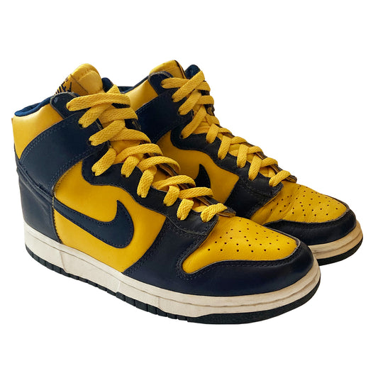 Nike Dunk High LE Michigan 1998 reissue from from the original 1985 debut "Be True to Your School" collection University of Michigan colors Varsity Maize / Navy. Material: Leather upper, nylon tongue Size: Men’s US 7 /EU 40 