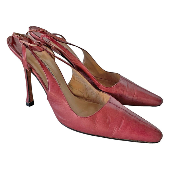 Manolo Blahnik pink leather slingback heels circa 90's with nude leather lining and adjustable 5 hole buckle closure. 
